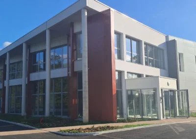 Façade du bâtiment professionnel Whylot dans le Lot